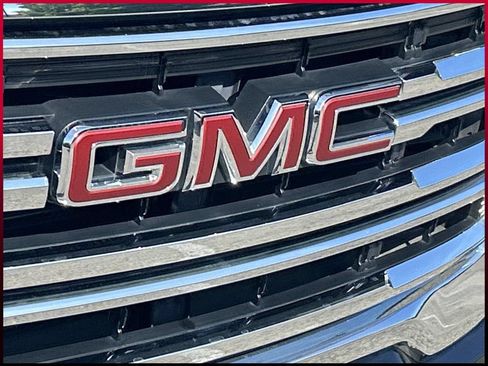 Used 2022 GMC Acadia SLE w/ Driver Convenience Package FWD image 11