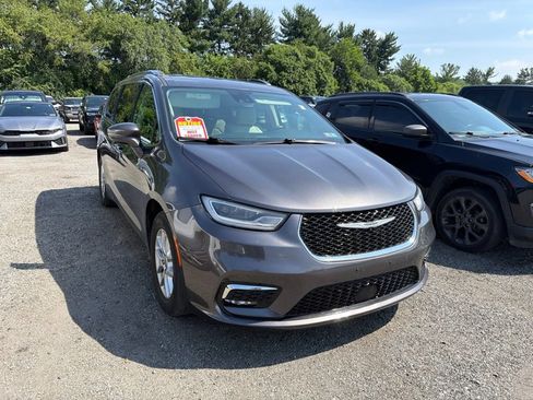 Used 2021 Chrysler Pacifica Touring-L FWD image 1