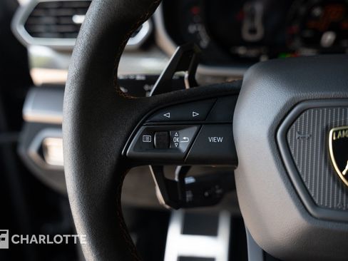 Used 2023 Lamborghini Urus Performante AWD/4WD image 25