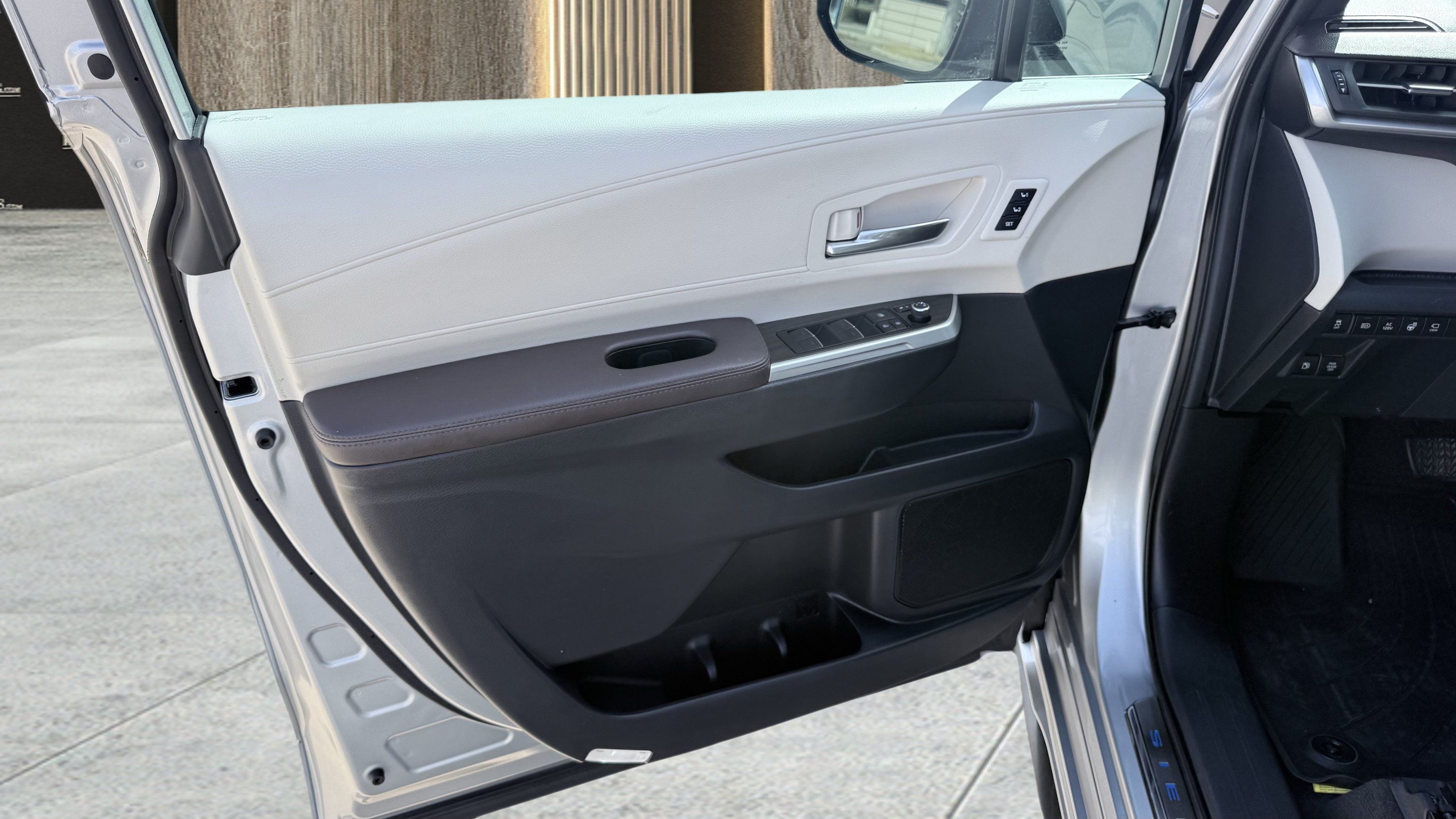 Used 2022 Toyota Sienna Platinum FWD image 23