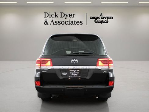 Used 2018 Toyota Land Cruiser image 3