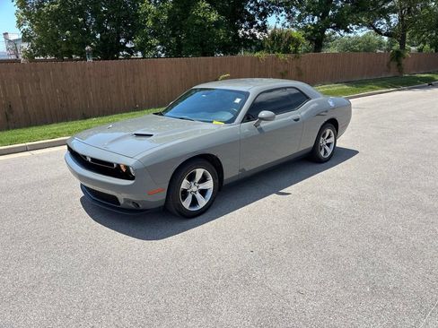Used 2017 Dodge Challenger SXT RWD image 1