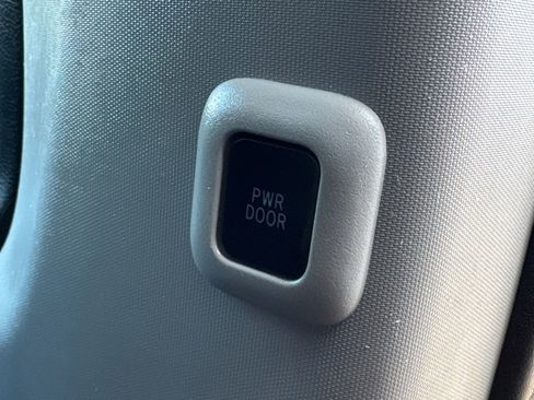 Used 2017 Toyota Sienna SE Premium image 18