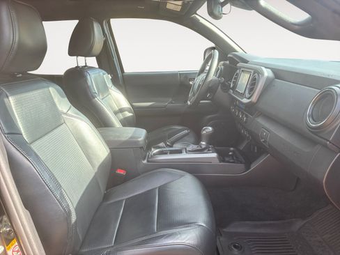 Used 2019 Toyota Tacoma TRD Off-Road image 15