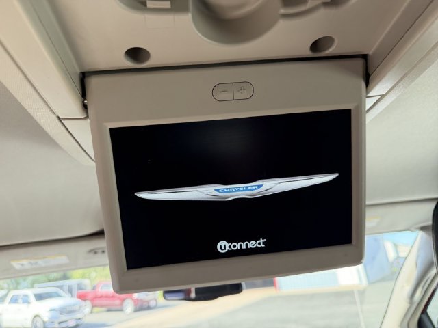 Used 2014 Chrysler Town & Country Touring-L FWD image 12