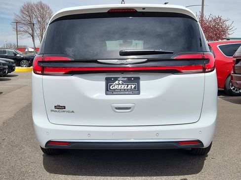 Certified 2025 Chrysler Pacifica Select image 12