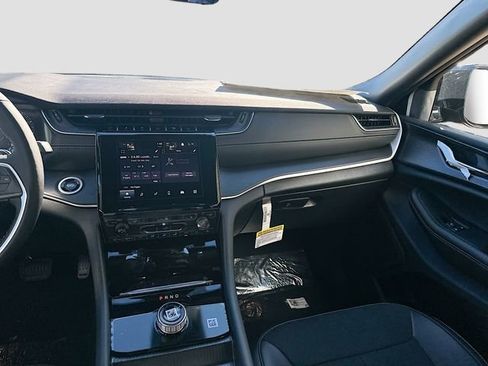 New 2025 Jeep Grand Cherokee Altitude image 24