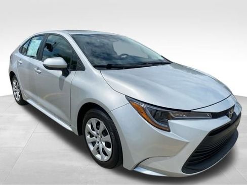 Used 2025 Toyota Corolla LE FWD image 4