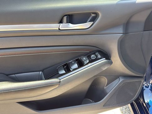 Used 2023 Nissan Altima 2.5 SR w/ SR Premium Package FWD image 10
