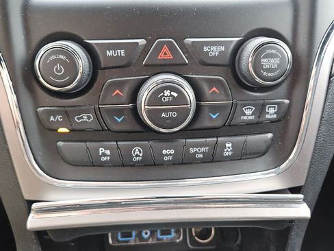 Used 2019 Jeep Grand Cherokee Laredo image 19