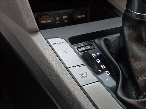 Used 2017 Hyundai Elantra Limited image 10