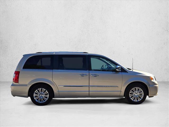 Used 2013 Chrysler Town & Country Limited w/ Luxury Group FWD image 4