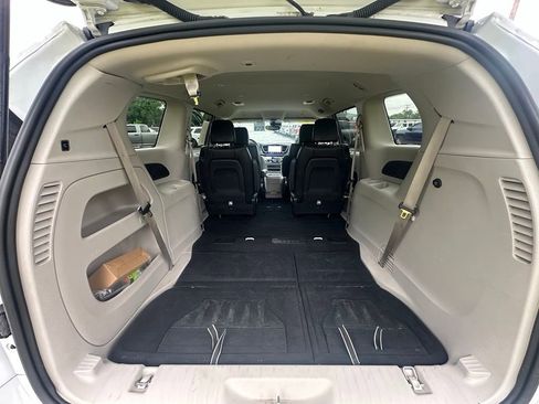 Used 2023 Chrysler Pacifica Touring-L FWD image 12