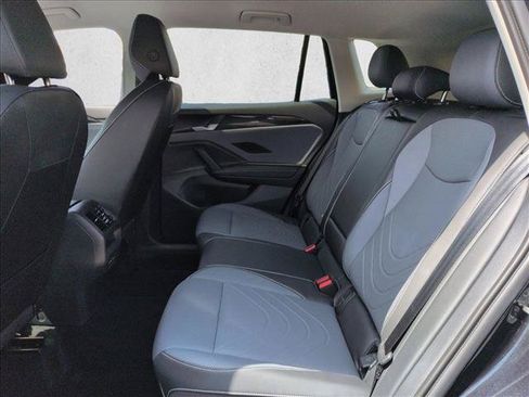 Used 2025 Volkswagen Tiguan SE FWD image 21