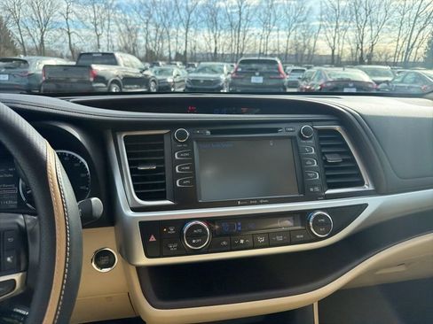 Used 2017 Toyota Highlander XLE image 15