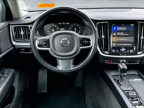 Used 2020 Volvo V60 T5 Momentum image 6