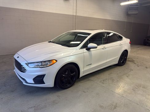 Used 2019 Ford Fusion SE image 3