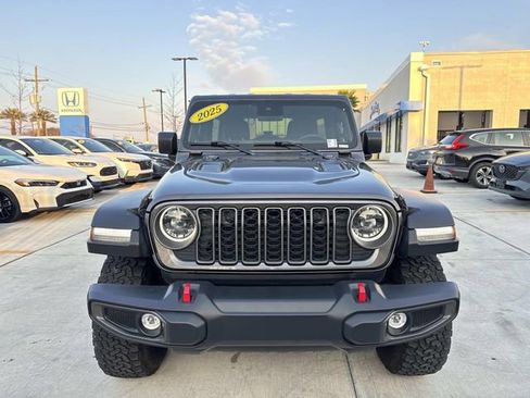 Used 2025 Jeep Wrangler Unlimited Rubicon AWD/4WD image 2