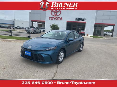 Used 2026 Toyota Camry LE w/ Convenience Package FWD image 1