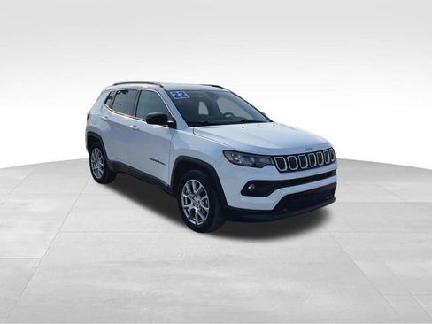 Used 2022 Jeep Compass Latitude image 2