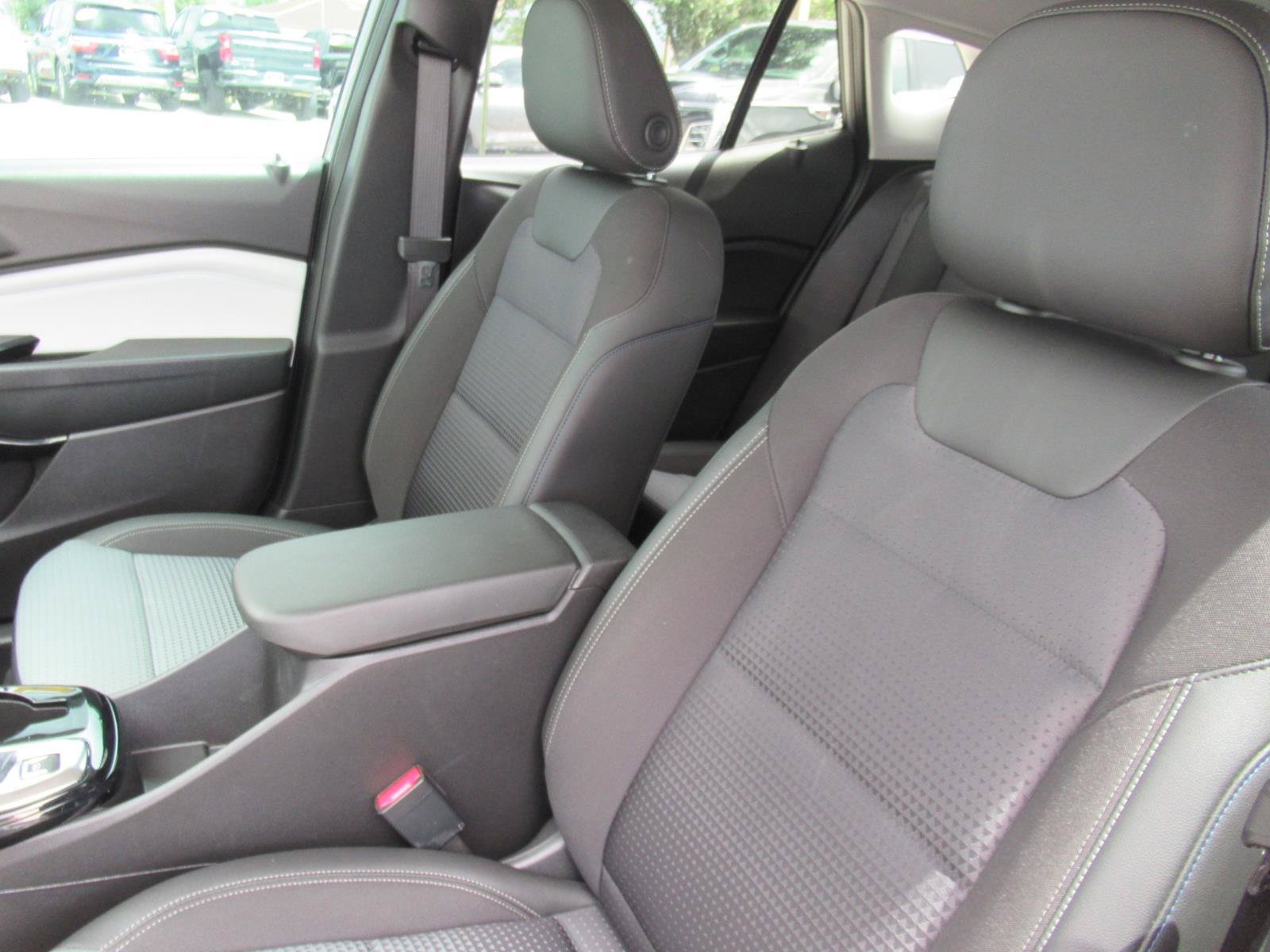 Used 2025 Chevrolet Trax LT w/ Sunroof Package FWD image 20