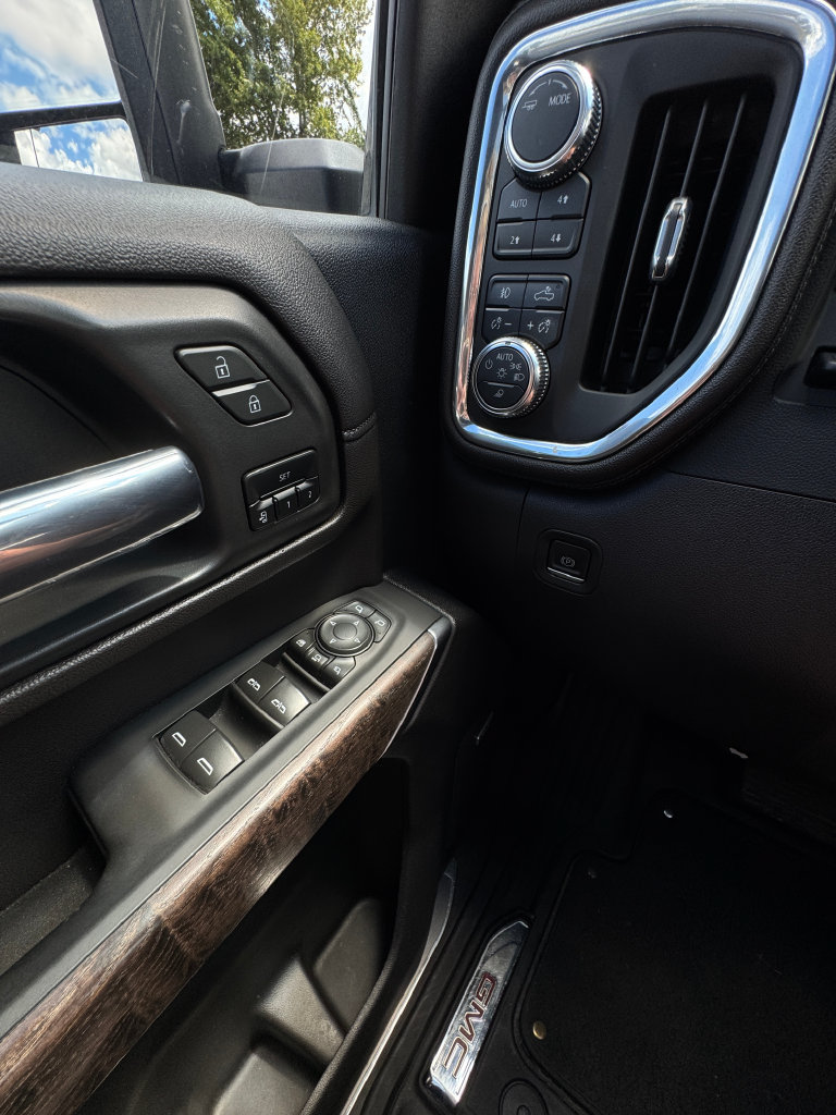 Used 2022 GMC Sierra 3500 Denali w/ Denali Black Diamond Edition AWD/4WD image 19