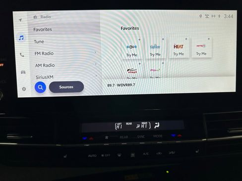 Used 2025 Toyota Sienna XLE image 28