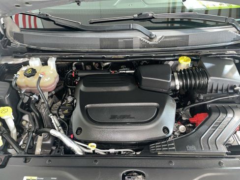 Used 2019 Chrysler Pacifica Touring-L image 31