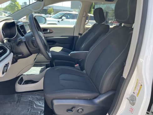 Used 2023 Chrysler Voyager LX FWD image 27