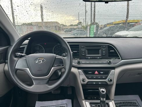 Used 2017 Hyundai Elantra SE FWD image 18
