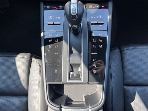 Certified 2026 Porsche Macan AWD/4WD image 27