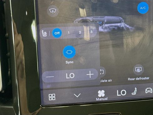 Used 2023 Volvo XC40 B4 Ultimate image 24