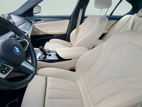 Used 2022 BMW 530e w/ M Sport Package image 6