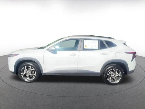 Used 2025 Chevrolet Trax LT w/ LT Convenience Package image 9