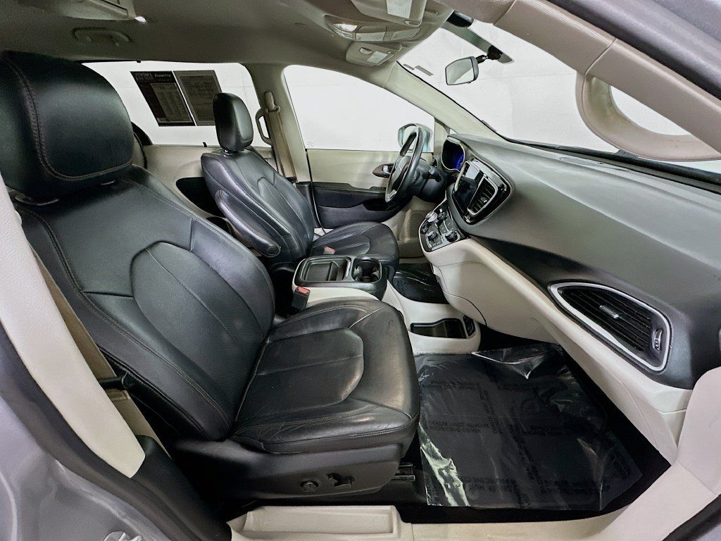 Used 2018 Chrysler Pacifica Touring-L w/ Premium Audio Group FWD image 14