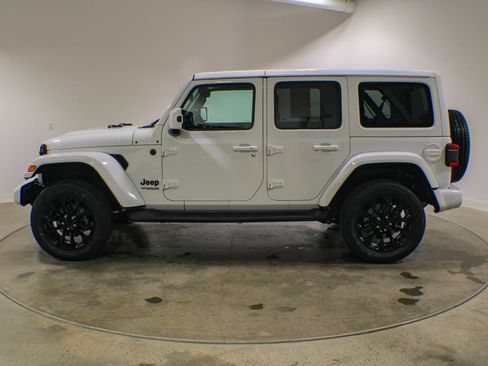 Used 2021 Jeep Wrangler Unlimited Sahara AWD/4WD image 3