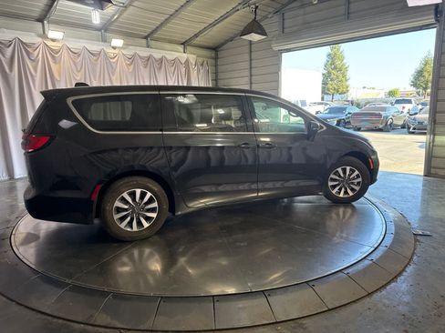 Used 2023 Chrysler Pacifica Touring-L FWD image 4