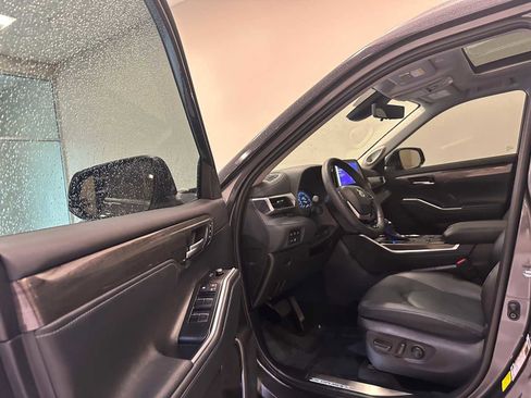 Certified 2025 Toyota Highlander Platinum image 23