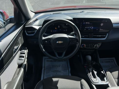 Used 2025 Chevrolet TrailBlazer LT AWD/4WD image 2