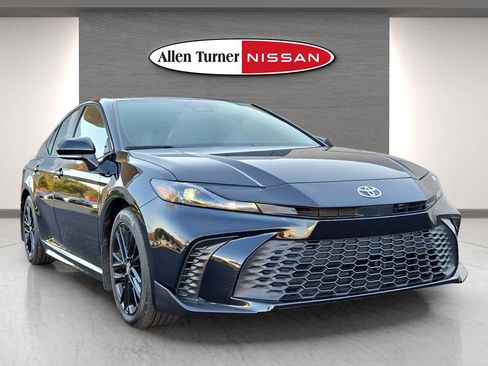 Used 2026 Toyota Camry SE image 2