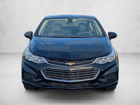 Used 2018 Chevrolet Cruze LT FWD image 2