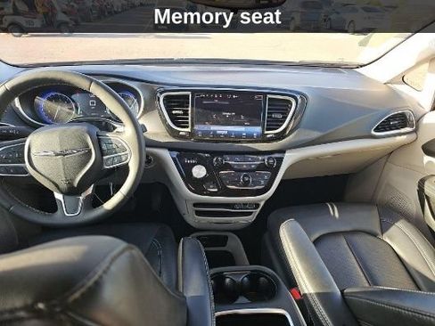 Used 2024 Chrysler Pacifica Touring-L FWD image 19