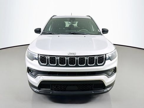 Used 2024 Jeep Compass Latitude AWD/4WD image 2