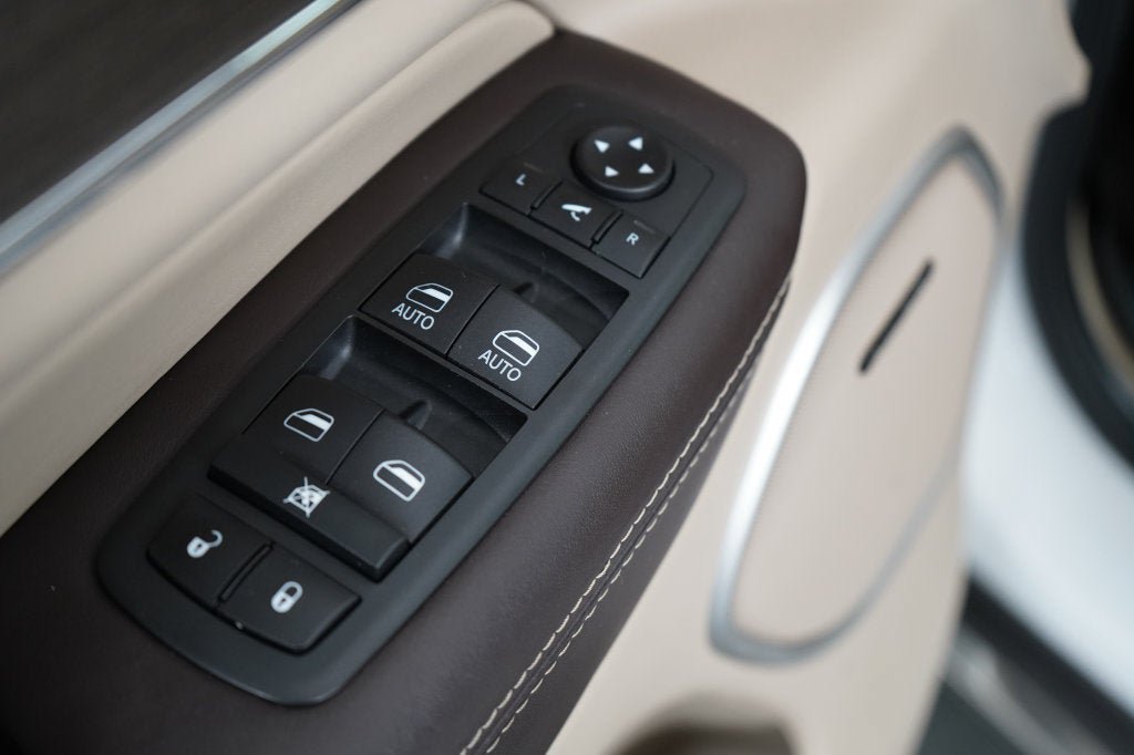 Used 2020 Jeep Grand Cherokee Summit AWD/4WD image 18