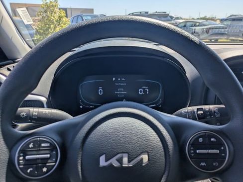 Used 2025 Kia Soul LX FWD image 27