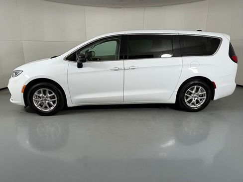 Used 2024 Chrysler Pacifica Touring-L image 5