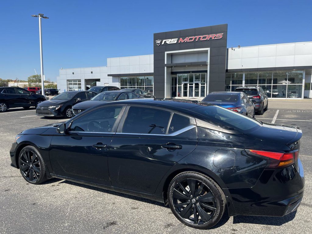 Used 2022 Nissan Altima 2.5 SR w/ Midnight Edition Package FWD image 3