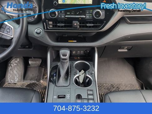 Used 2023 Toyota Highlander XLE image 16