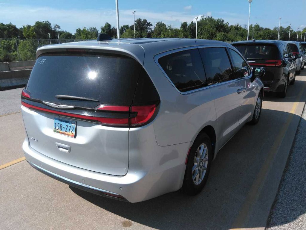 Used 2024 Chrysler Pacifica Touring-L FWD image 4
