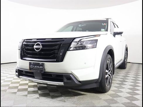 Used 2024 Nissan Pathfinder Platinum w/ Black Appearance Package AWD/4WD image 2
